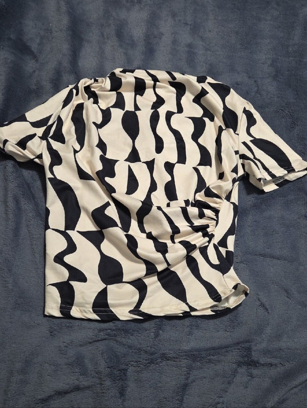 SHEIN Black and White Abstract Ruched Side Short Sleeve Top